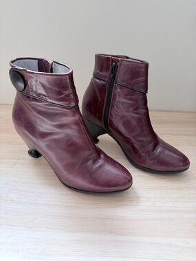 JOHN FLUEVOG Rare BLIND FAITH "CUFF" Button Leather Booties Ankle Boots Maroon 6